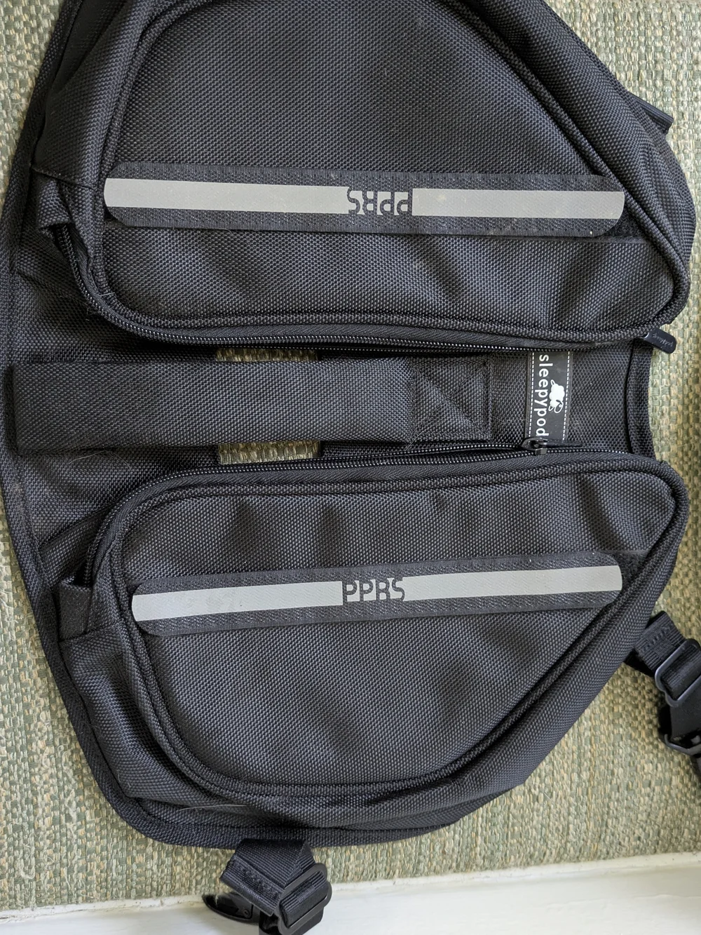 Medium Sleepy Pod Seat belt with accessories